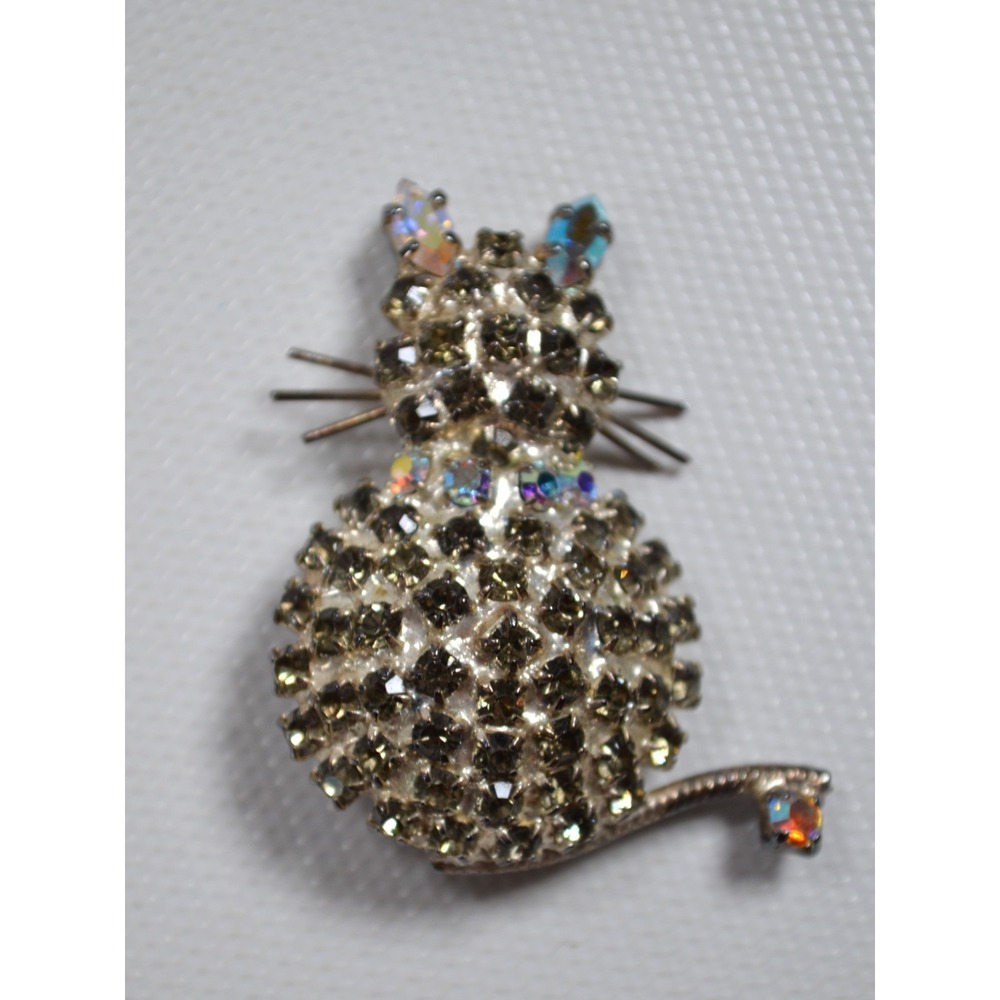 SUZANNE BJONTEGARD Gray Rhinestone Cat Brooch 1.75"‎ x 1"